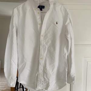Säljer en Ralph Lauren skjorta i väldigt bra skick. Storlek 18, säljs för 350 pga inget kvitto!