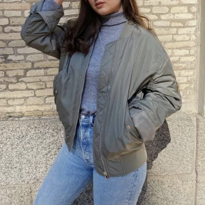 Filippa K - Bomberjacka från Filippa K, säljer då den inte används längre. Fortfarande i jättebra skick!!.  Nypris: 1000kr säljs för 400kr