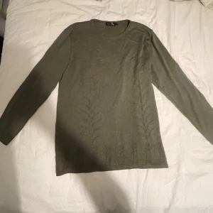 Långärmad tröja - Långärmad tröja i akryl/nylon med blommönster! Kan mötas i sthlm alternativt frakta via köp direkt 🫶 Pris kan diskuteras!