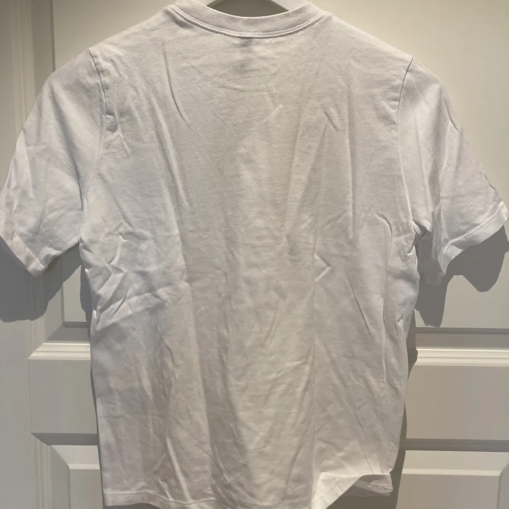 En T-shirt från hm endast använd 2 gånger bra skick och inga defekter💞. T-shirts.