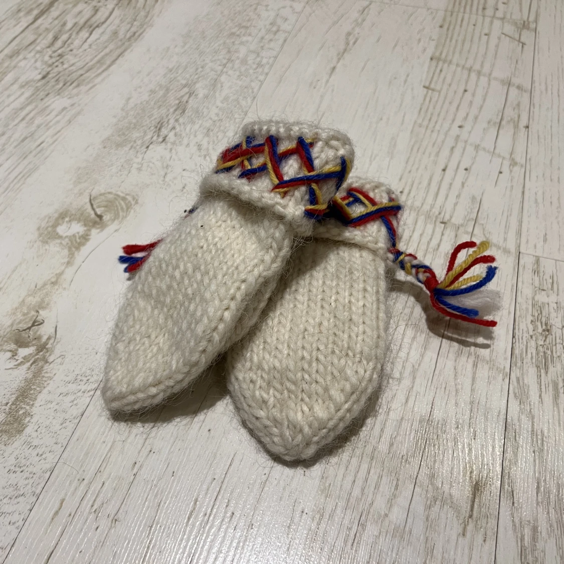 Handstickade barnvantar