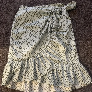 Kjol - Grön kjol med små blommor från Only, storlek xs. 50 kronor + frakt🫶🏼