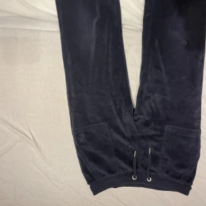 Mörkblåa juicy couture byxor - Mörkblåa juicy couture byxor i storlek 12-13 år 