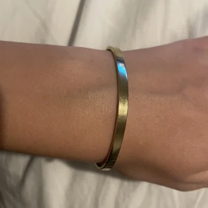 Armband  - Så fint guldarmband ifrån guldfynd, de är skysterbart. Har lite repor men inget som syns. Skriv för fler bilder💗 Säljer även andra smycken blandannat ifrån Edblad, så kolla gäna min profil💗