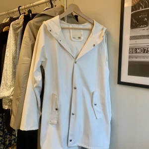 Regnkappa - Vit regnkappa i storlek M🤍