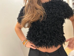 Svart tröja  - AS SNYGG tröja!! Asså gud vad jag älskar denna!!! Så snygg men den kommer tyvärr inte till användning och behöver VERKLIGNE rensa min garderob!  