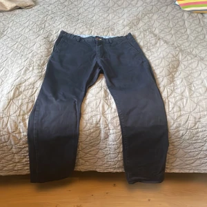 Gant chinos - Ett par gant chinos i barnstorlek som har storlek 158/164 cm