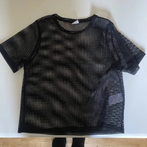 Nät T-shirt  - Säljer min nät T-shirt då den blivit för liten för mig. Storlek S
