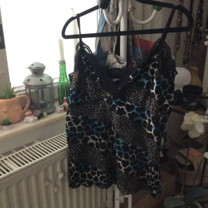 Leopard mönstrad y2k topp - Y2k vintage, helt ny oandvänd, passar som storlek M-S, jätte cool, pris kan diskuteras!det är inte fri frakt, vet ej varför det står det