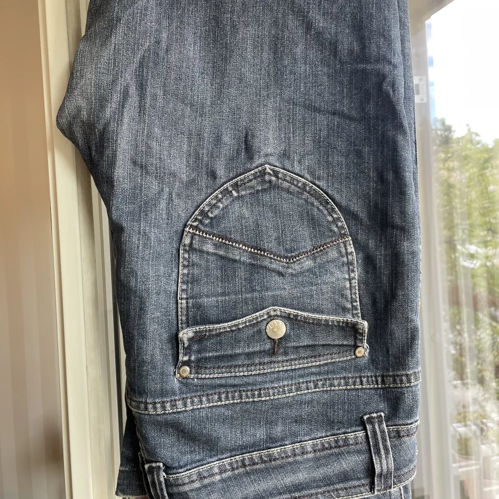 Skitcoola baggy true religion liknande y2k jeans som inte kommer till användning. Dom är i bra skick och bara använda några enstaka gånger. Priset kan diskuteras vid snabb affär🌟. Jeans & Byxor.