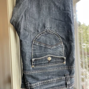 Y2K JEANS - Skitcoola baggy true religion liknande y2k jeans som inte kommer till användning. Dom är i bra skick och bara använda några enstaka gånger. Priset kan diskuteras vid snabb affär🌟