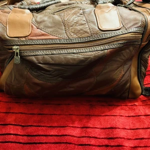 Vintage dam weekendbag i skinn - Vintage weekendbag i skinn.   Axelrem finns.  Yttre fack finns.  Färg: brun.   Ej använd.   Först till kvarn 