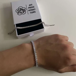 Tennis braclet (swarkowski kristaller) - Elegant tennisarmband, 19 cm långt (passar 99%), med gnistrande swarkowski kristaller från San Filip.  Tidlös design passande för både vardag och speciella tillfällen 