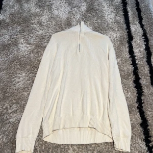 Zip up - Snygg zip up. Passar M/L i snygg beige/kräm färg