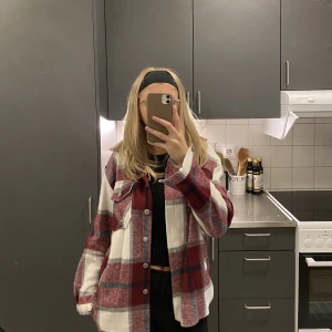 Rutig höstjacka  - Rutig jacka från Shein, storlek S men är lite oversized. Rätt tunn men har med lätthet använt under hela hösten. 