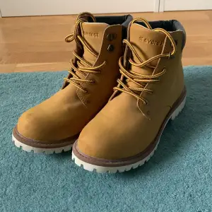 Tjena! Säljer min lika Timberlands pga min storlek