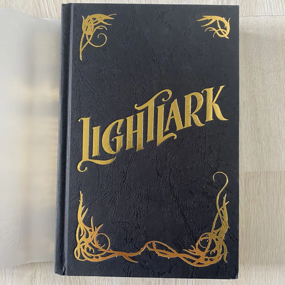 Jag säljer Lightlark, en fantasy bok som var väldigt populär på booktok under en period. Den är helt i nyskick och är snygg även under omslaget. Boken är på engelska och frakt tillkommer, men kan mötas upp eller samfrakta vid köp av flera saker☺️. Övrigt.
