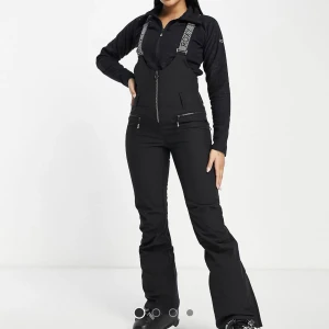 Skidbyxor - Så snygga skidbyxor från asos märke ROXY. Aldrig använda då jag missade retur tiden. Köpte augusti 2023. 