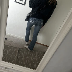 Victoria Beckham jeans - Säljer dessa svinsnygga lowwaist bootcut Victoria beckham jeansen😻, (är uppsprättade där nere så dom blir längre) säljer eftersom dom är för lite för små och för korta för mig som är 165cm❤️är använda och har lite defekter längst ner vid fötterna (bild 2)