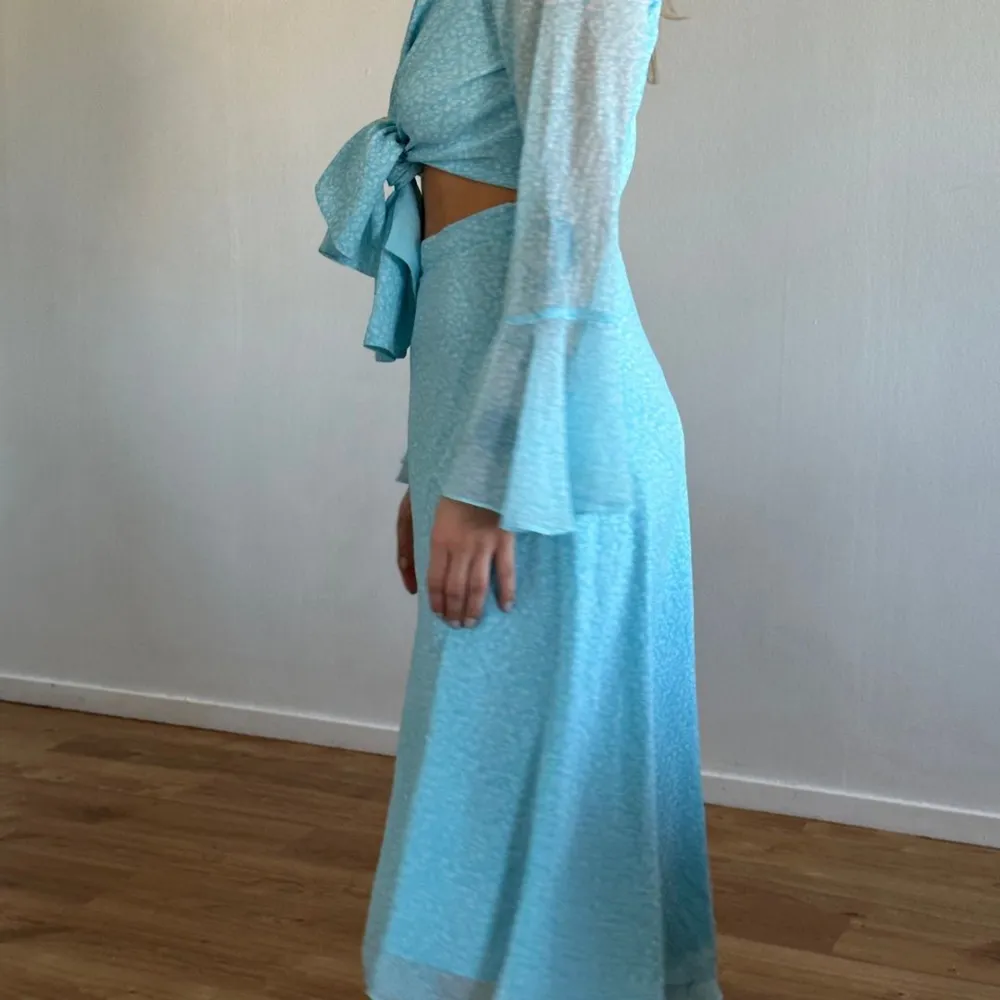 Adoore Riviera klänning i en vacker turkos färg som inte säljs längre 🩵Endast använd vid ett tillfälle, i perfekt skick. Nypris 1495 kr 🩵. Klänningar.