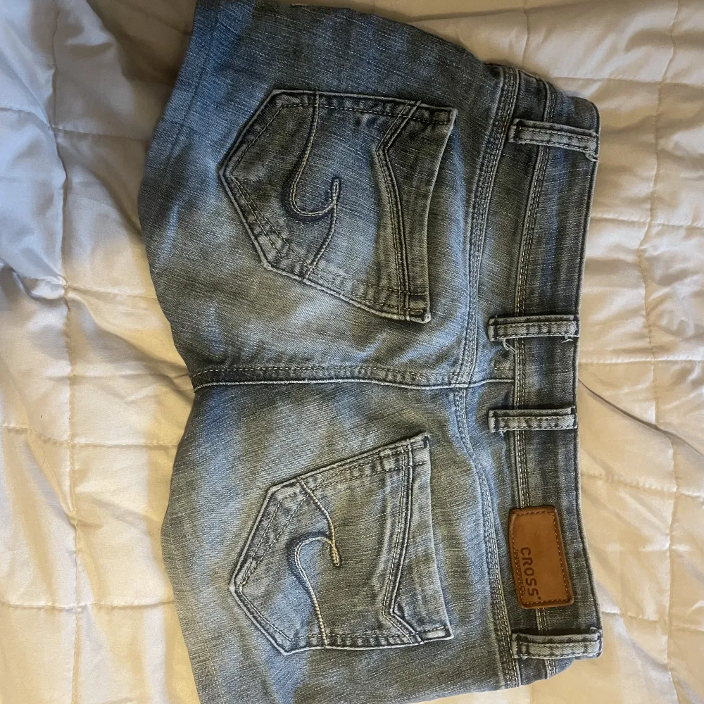 Jeans shorts med snygg dekoration på bakfickorna, säljer då de inte används!. Shorts.
