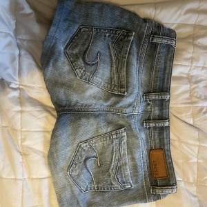 Jeans shorts med snygg dekoration på bakfickorna, säljer då de inte används!