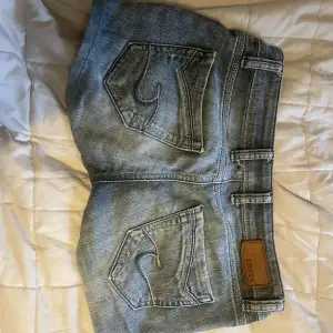 Jeans shorts med snygg dekoration på bakfickorna, säljer då de inte används!