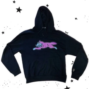 Running Dog hoodie - Fett som fan, har köpt den hör på plick men nu tröttnade jag och tänker sälja den vidare. Hoodien är sparsamt snvänd och har inga fläckar eller hål, dkiv gärna för mer info