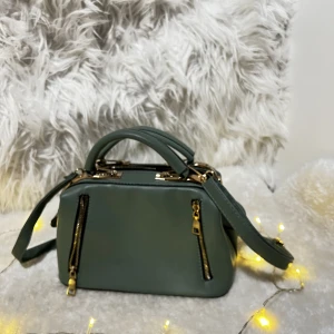 Väska - Rensar mina väskor. Får plats med mycket grejer