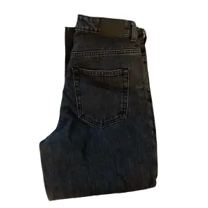 Svarta weekday jeans, köptes på sellpy strl L men sitter som S/M (lappen är kvar, aldrig använt) , dom är för små på mig så kan tyvärr inte visa på.  - benlängd (midja & ner) 100 cm    - benlängd (skrevet & ner) 71 cm  - midja 75 cm  - innerlår 57 cm 