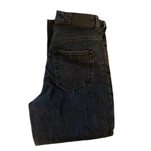 Svarta weekday jeans - Svarta weekday jeans, köptes på sellpy strl L men sitter som S/M (lappen är kvar, aldrig använt) , dom är för små på mig så kan tyvärr inte visa på.  - benlängd (midja & ner) 100 cm    - benlängd (skrevet & ner) 71 cm  - midja 75 cm  - innerlår 57 cm 