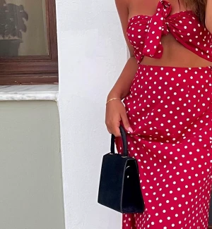 Rött set - Säljer detta fina somriga röda set, endast använd en gång! 