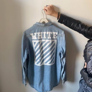 OFF-WHITE jacka  - OFF-WHITE jacka  Nyskick Storlek medium  Nypris var runt 8000 på farfetch 
