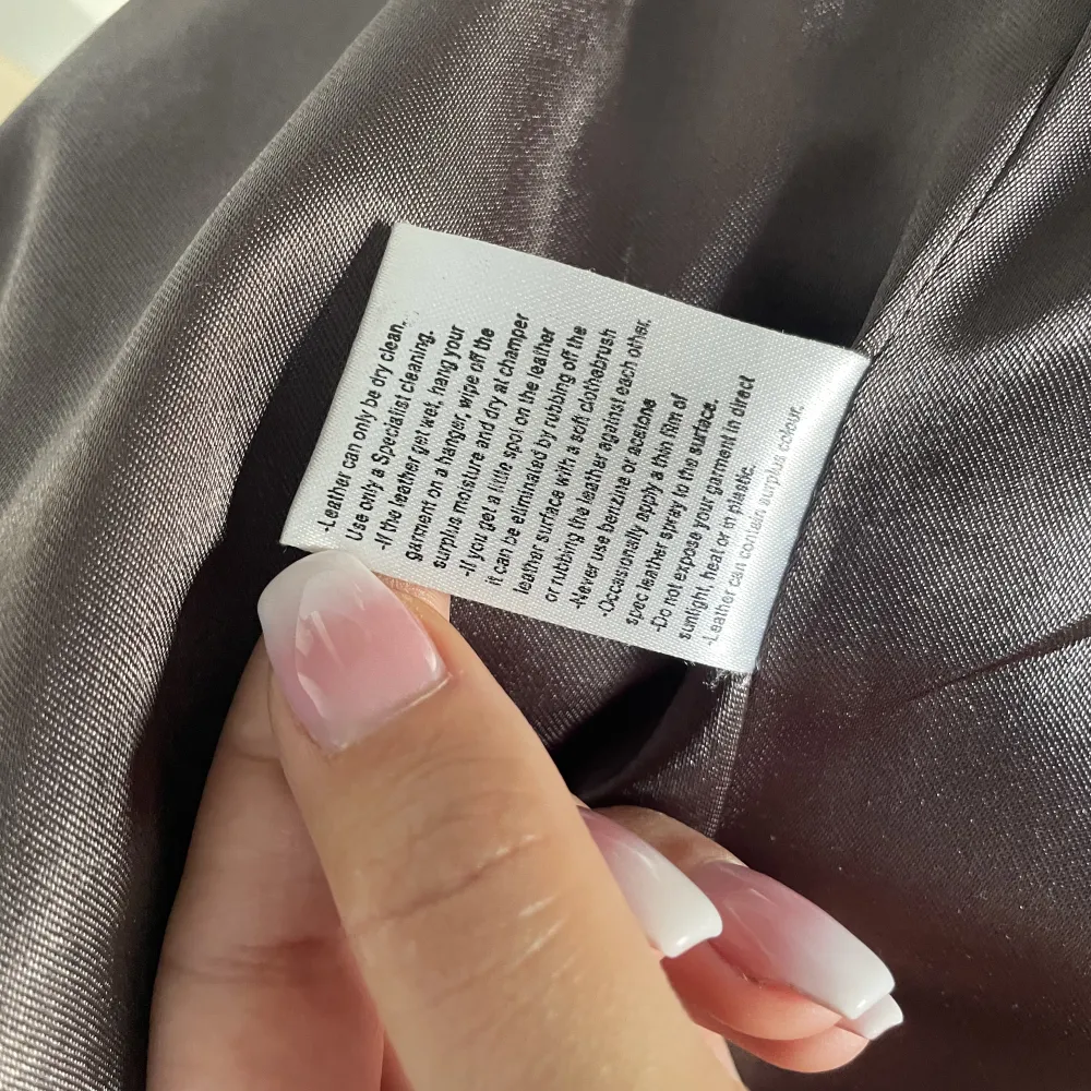 Super snygg kavaj/jacka i läder från Fransa, använd fåtalgånger i storlek M. Det är silke invändigt. Säljer då den inte kommer till användning 🥰 . Kostymer.