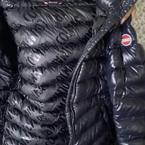 Colmar jacka  - 1 år gammal och inga skador. På skalan 1-10 är den en 8 i sitt skick. Super snygg och glansigt material, design inne i jackan. Svart/marinblå.  Säljer för att jag inte längre använder.  Köpt för 3700kr. Funkar för både killar och tjejer. 