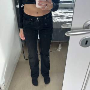Lågmidjade svarta jeans ifrån BikBok, nypris 600kr🫶🏼 storlek 24x32💗