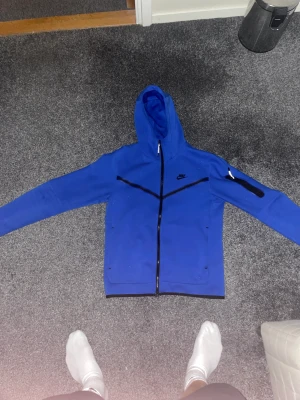 Nike tech - Royal blue Strl m på tröjan och L på byxorna Byten går även