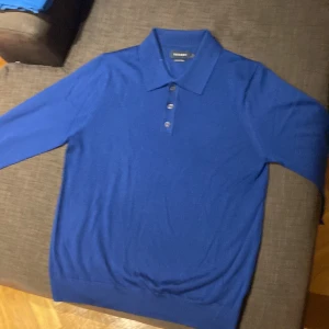 Blå piké - Säljer denna jätte sköna tröja från Riley. Den är i 100% merinoull och är i bra skick, 8/10. Storleken säger m men den sitter mer som en S. Nypris ca: 1000kr. Mitt pris: 299kr.