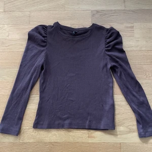 Långärmad topp 🤎 - Brun långärmad topp med puffärmar från Vero Moda i storlek XS. Använd ett fåtal gånger. 
