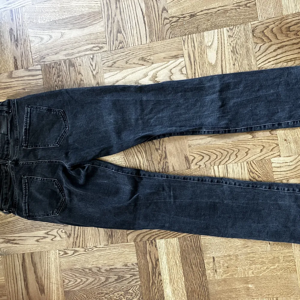 Jättefina lågmidjade jeans från stradivarius i storlek 38 som inte säljs längre, de är små i storlek så skulle säga att de passar 36 också. Använda några få gånger. I benen skulle säga att de liknar pepe jeans GEN-jeans straight leg-denim. EJ KÖP NU!. Jeans & Byxor.