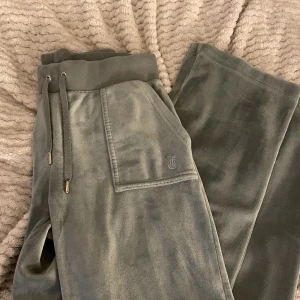 Juicy Couture byxor - Säljer nu dessa jätte fina ”mintgröna” byxor ifrån juicy couture i stl M, säljer då jag inte riktigt gillar färgen. Priset kan diskuteras!