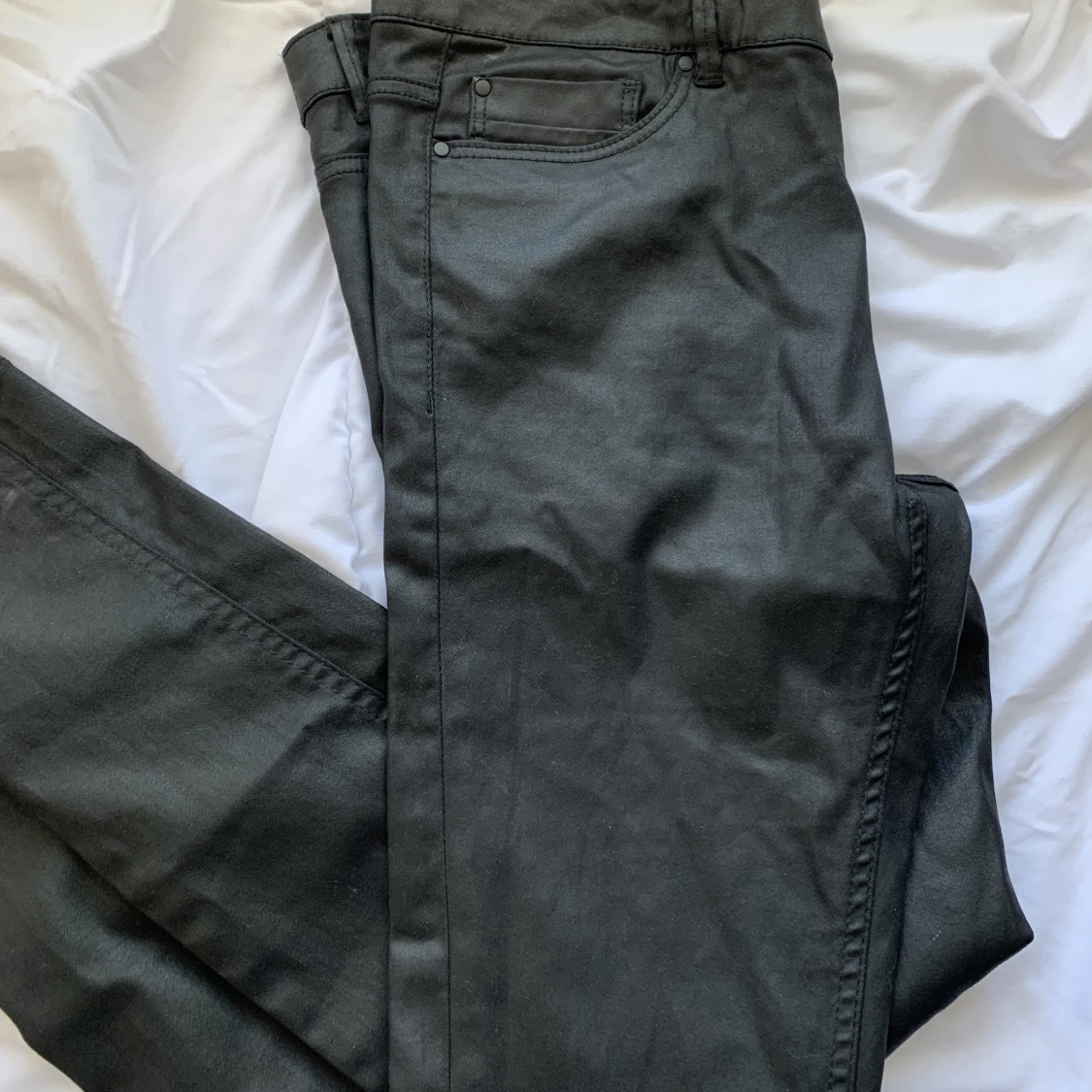 svarta läderiga jeans