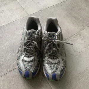 Asics Awake collab sneakers - Überfeta asics, använda men gott skick. Ltd edition. 