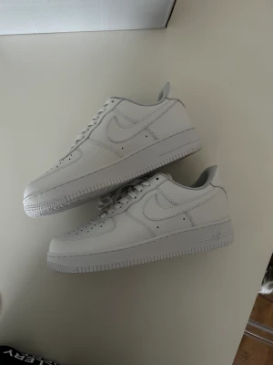 Air force 1 - Säljer helt nya air force 1 som jag fick i present men det passar inte mig. Har ej kvitto för som sagt det var en present. Pris kan diskuteras vid snabb affär!