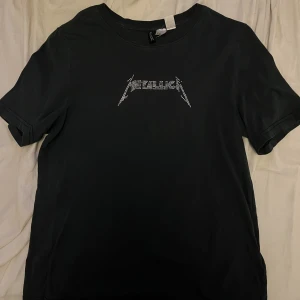 Metallic t-shirt hm  - Säljer denna då den inte är min stil. Använd skick men inget som är trasig oså förutom lappen där storleken står. Tröjan är rätt stor för att vara storlek xs. Köparen står för frakten 