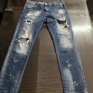 Dsquared2 jeans - Bra skick, som man ser i bilderna så är hålen med ”trådar” öppnats.(dålig förklaring men om man vill ha mer detaljer och bilder så är det bara att skriva)