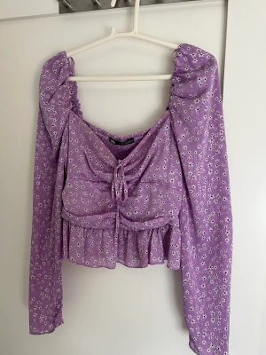 Blus  - En Zara blus i bra skick. Storlek 36! Använd ett fåtal gånger 