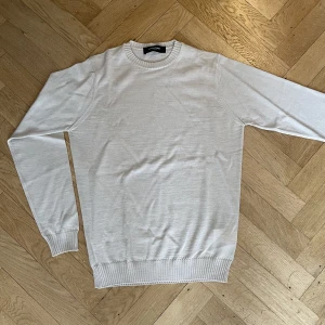 Merinoull tröja - Tja! Jag säljer nu min Lawrence Grey tröja i 100% merinoull, storlek S. Tröjan är Knappt använd varav det utmärkta skicket. Nypris 1200kr. Mitt pris 350kr. Tveka inte på att skriva till mig vid frågor och funderingar! 