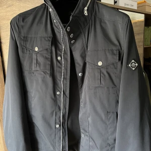 J.Lindeberg jacka  - Använt ca 3 gånger är lite för stor för mig. Slutsåld modell i storlek S.