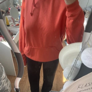 hoodie - röd/orange hoodie ifrån bikbok. fin passform. sömmen har gått upp lite precis vid fickan fram men annars inga defekter.💘